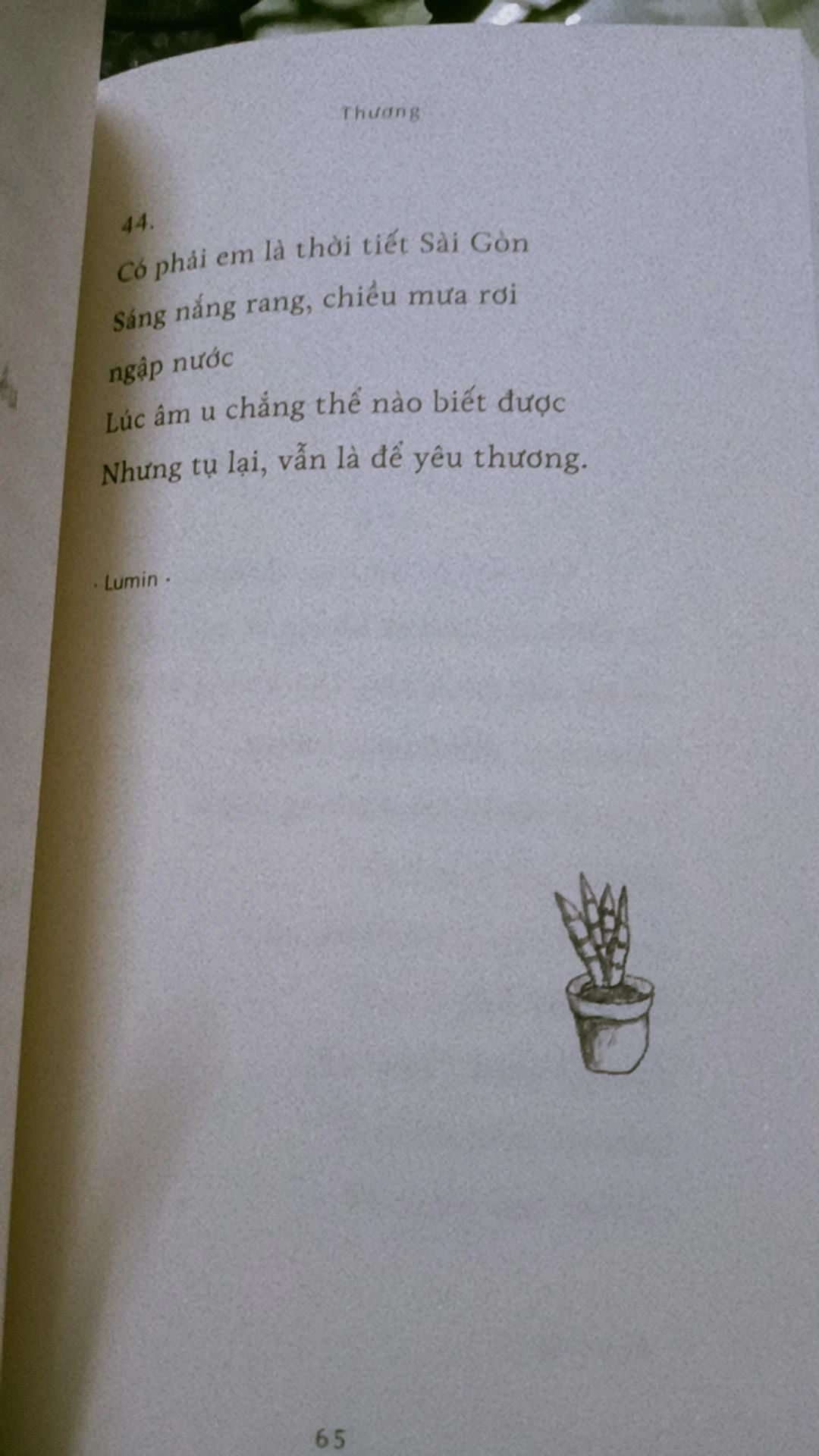 mua vì ấn tượng ai ngờ lúc sách về mới biết mình có theo dõi gr " Thìa đầy thơ " ta nói nó vui j đâu áaa, sách là tổng hợp các bài thơ do những con người bình thường nhưng có tâm hồn thơ ca sáng tác nên hay lắm ạaa