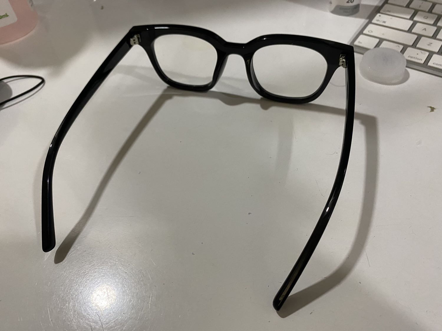 Tổng thể ổn, mà gọng hơi lệch méo xíu, đặt xuống bàn là thấy rõ