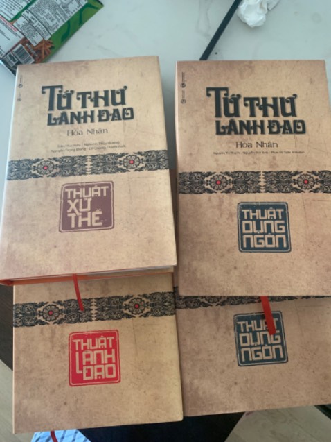 Mua 4 quyển nhưng nhận được 2 quyển trùng nhau, nhắn tin cho shop yêu cầu giải quyết nhưng chỉ nhận được sự im lặng :)