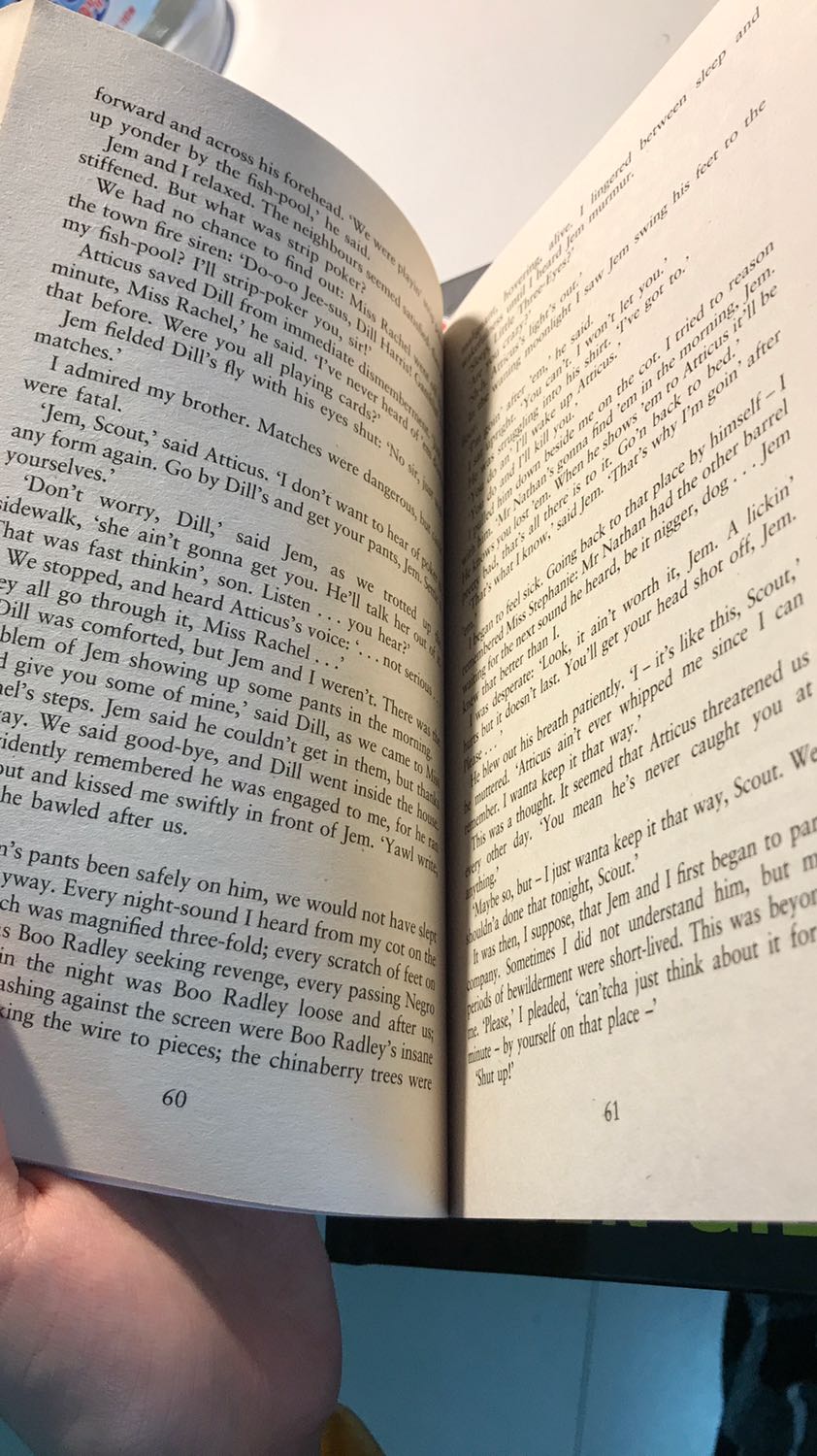 Sách được bọc cẩn thận, mép bìa hơi gãy và mặt sau có vài vết hằn nhưng không đáng kể, nhìn tưởng nặng nhưng rất nhẹ. Giấy chống mỏi mắt, mùi siêu thơm. Gáy sách chắc chắn.