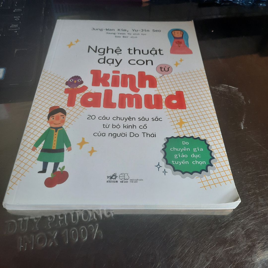 Sách đợt sales 12.12 Tiki giao nhanh nhưng đóng gói k cẩn thận: k bọc giấy chèn hoặc màng nhựa làm sách bị cong và trầy góc.