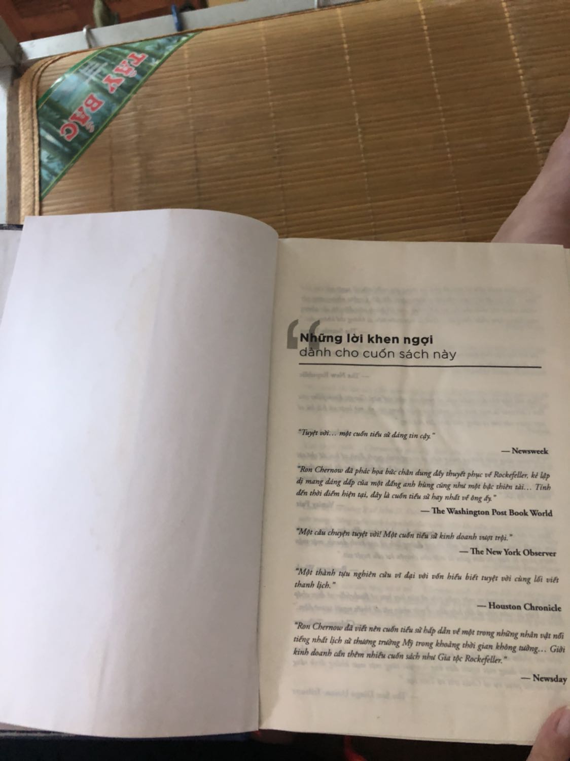 Có vẻ như sách bị dính nước.Mình vừa bóc ra đã thấy cả quyển sách bị ẩm ntn.Từ bìa cho đến bên trong đều không thể chấp nhận được.Chưa bao giờ mình mua hàng cỉa tiki mà gặp trường hợp này.quả thật rất thất vọng khi nhận được sản phẩm kém chất lượng như thế này với số tiền mình bỏ ra.