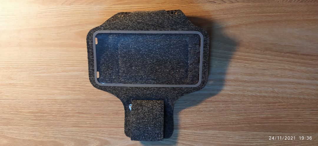 sản phẩm mềm nhẹ, keo dính rất chặt và chắc chắn, cảm ứng tốt qua miếng nhựa trong. rất tiện lợi khi đi thể dục ngoài trời