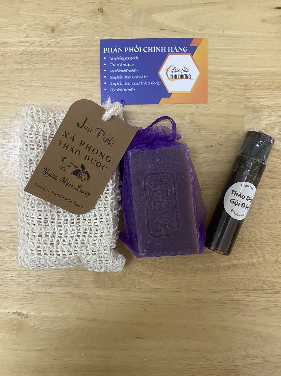 Nhận hàng ưng lắm ạ. Đóng gói cẩn thận, có cả thư cảm ơn và hướng dẫn sử dụng. Mùi xà phòng thơm, được tặng kèm 1 chai dầu gội thảo mộc bé xinh nữa. Chắc chắn sẽ trở lại mua hàng của shop. Chúc shop buôn nay bán đắt nhé.
