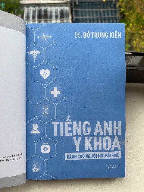 Cuốn sách tuyệt vời cho người mới bắt đầu học tiếng Anh y khoa
  Ngay khi cầm cuốn sách trên tay, em thực sự ấn tượng bởi thiết kế bìa rất chuyên nghiệp. Hình minh họa trên bìa vừa đơn giản hiện đại, vừa đúng tinh thần y khoa. 
  Giấy in dày dặn, không lo bị nhăn hay dễ rách, đặc biệt không gây lóa mắt khi đọc dưới ánh đèn ban đêm. 
  Em phải khen phần chữ được in cực kỳ sắc nét, rõ ràng. Cảm giác khi lật từng trang thật thích, giống như cầm một cuốn tài liệu cao cấp vậy.
 Em là người mới học tiếng Anh y khoa nên ban đầu khá lo lắng liệu sách có phù hợp không. Nhưng thật bất ngờ, nội dung được trình bày cực kỳ dễ hiểu. Phần từ vựng chuyên ngành có giải thích rõ ràng và các ví dụ thực tế và hữu ích. Kèm với đó là các hình ảnh rất sinh động và thực tế giúp em hiểu rõ hơn về các từ ngữ ứng với hình ảnh kèm theo.
  Điều em thích nhất là sách không chỉ phù hợp với người mới mà còn rất thực tế. Nó không chỉ giúp em nhớ từ vựng lâu hơn mà còn tự tin hơn khi sử dụng tiếng Anh trong công việc và học tập.
  Cuốn sách còn kèm theo mã QR để nghe phát âm của các từ vựng khó. Đây là điểm cộng rất lớn vì em vừa học được cách phát âm chuẩn, vừa luyện nghe cùng lúc.
  Đây chắc chắn là cuốn sách “must-have” cho những ai mới bước chân vào lĩnh vực tiếng Anh y khoa. Không chỉ đơn thuần là học ngôn ngữ, sách còn giúp mình hiểu hơn về cách giao tiếp thực tế trong ngành. Nếu mọi ngừoi đang tìm một cuốn sách dễ hiểu, thực tế và được đầu tư kỹ lưỡng, đừng ngần ngại mua ngay nhé✨