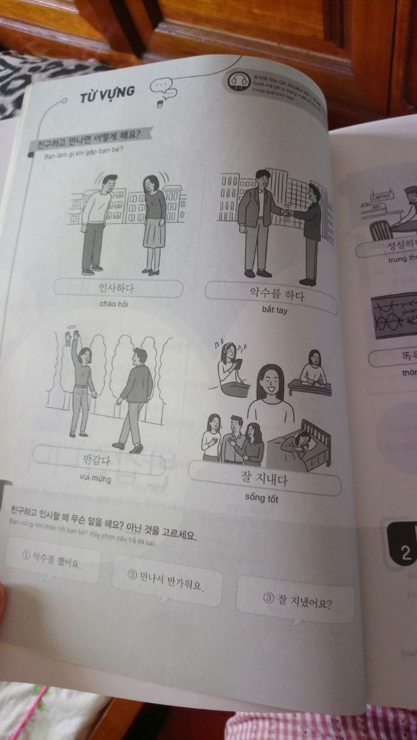 Mình đánh giá 5 sao cho nội dung sách. Về dịch vụ thì 4 sao thôi vì sách bị rách lẹm mất 2 trang đầu. Cuốn này tập trung vào ứng dụng thực hành nhiều, nếu tiki hay alpha books cho đọc thử vài trang thì mình đã chọn cuốn này ngay từ đầu thay vì cuốn sách quốc dân Tiếng hàn tổng hợp,ko phải vì cuốn này hay hơn mà nó phù hợp hơn với mình hơn. Mình đánh giá 5 sao cho nội dung sách. Về dịch vụ thì 4 sao thôi vì sách bị rách lẹm mất 2 trang đầu. Cuốn này tập trung vào ứng dụng thực hành nhiều, nếu tiki hay alpha books cho đọc thử vài trang thì mình đã chọn cuốn này ngay từ đầu thay vì cuốn sách quốc dân Tiếng hàn tổng hợp,ko phải vì cuốn này hay hơn mà nó phù hợp hơn với mình hơn.