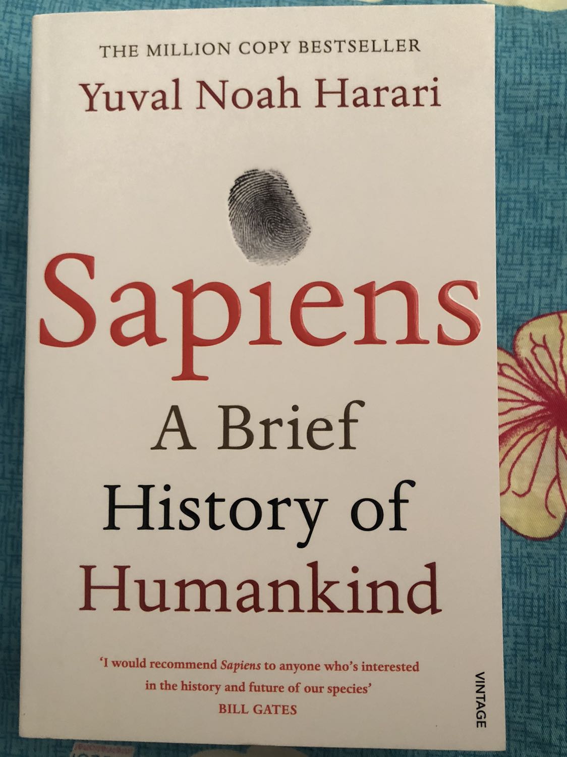Sách được giao vô cùng nhanh chóng, đặt tối hôm trước mà chiều hôm sau nhận được rồi. Sách cực kỳ đẹp, không lỗi, còn nguyên bọc ni lông, sách cũng được bọc thêm một lớp mút bên ngoài để tránh hư hỏng trong quá trình vận chuyển, thích đặt bên Fahasa là vậy, rất chăm chút các chi tiết nhỏ này. Mình đặt thử bản tiếng Anh theo gợi ý của bạn, thấy sale mạnh là hốt liền. Rất đáng tiền, nội dung hay và bổ ích. Mình đọc khá chậm do có nhiều từ khó hiểu nên phải tìm hiểu/ tra lại, vì thế không nhận xét sâu hơn được.