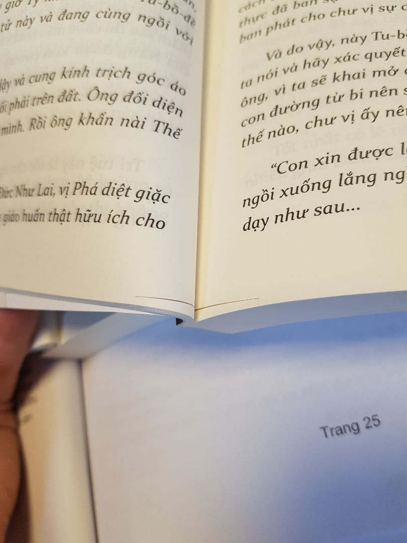 Mình mua combo 2 cuốn! và 1 cuốn bị lỗi như hình gửi. Rất buồn hix hix