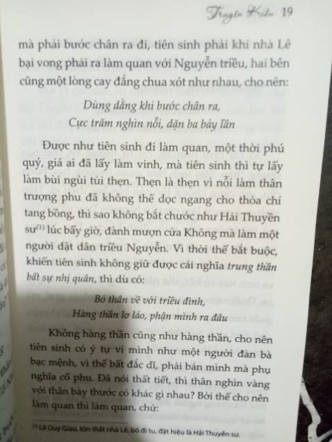Truyện Kiều - món ăn tinh thần của người dân Việt Nam ta. Tác phẩm là câu chuyện kể về cuộc đời lận đận, lênh đênh, bảy nổi ba chìm của nàng Kiều, là lời tố cáo, lên án xã hội lúc bấy giờ. Sách hay, trình bày, in ấn đẹp mắt, tao nhã, thanh lịch. Đóng gói cẩn thận, có bọc nilon phủ bên ngoài, phông chữ không quá to, chú thích rõ ràng, cặn kẽ. Cuốn sách đáng đồng tiền bát gạo, các bạn nên mua để ủng hộ Tiki nha