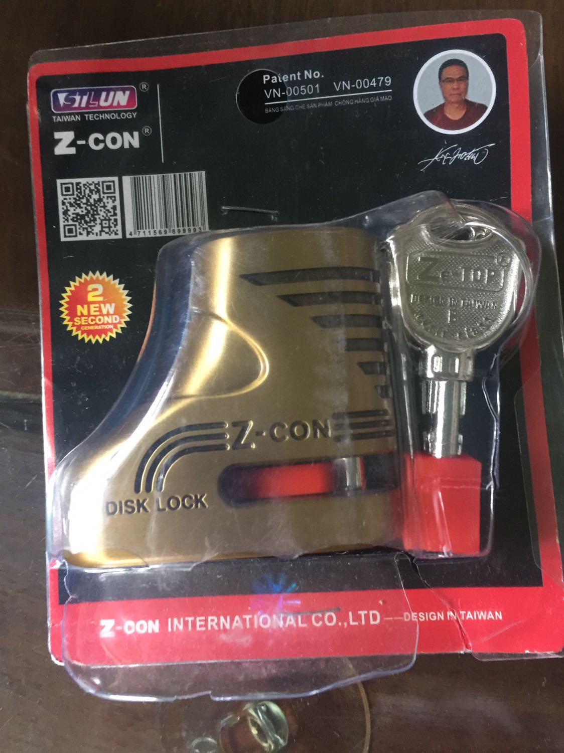 Khi mở hộp ra thì bao bò khoá đã bị xé rách, bỏ chìa vào thì khoá không được. Đề nghị shop liên hệ với khách hành để đổi trả