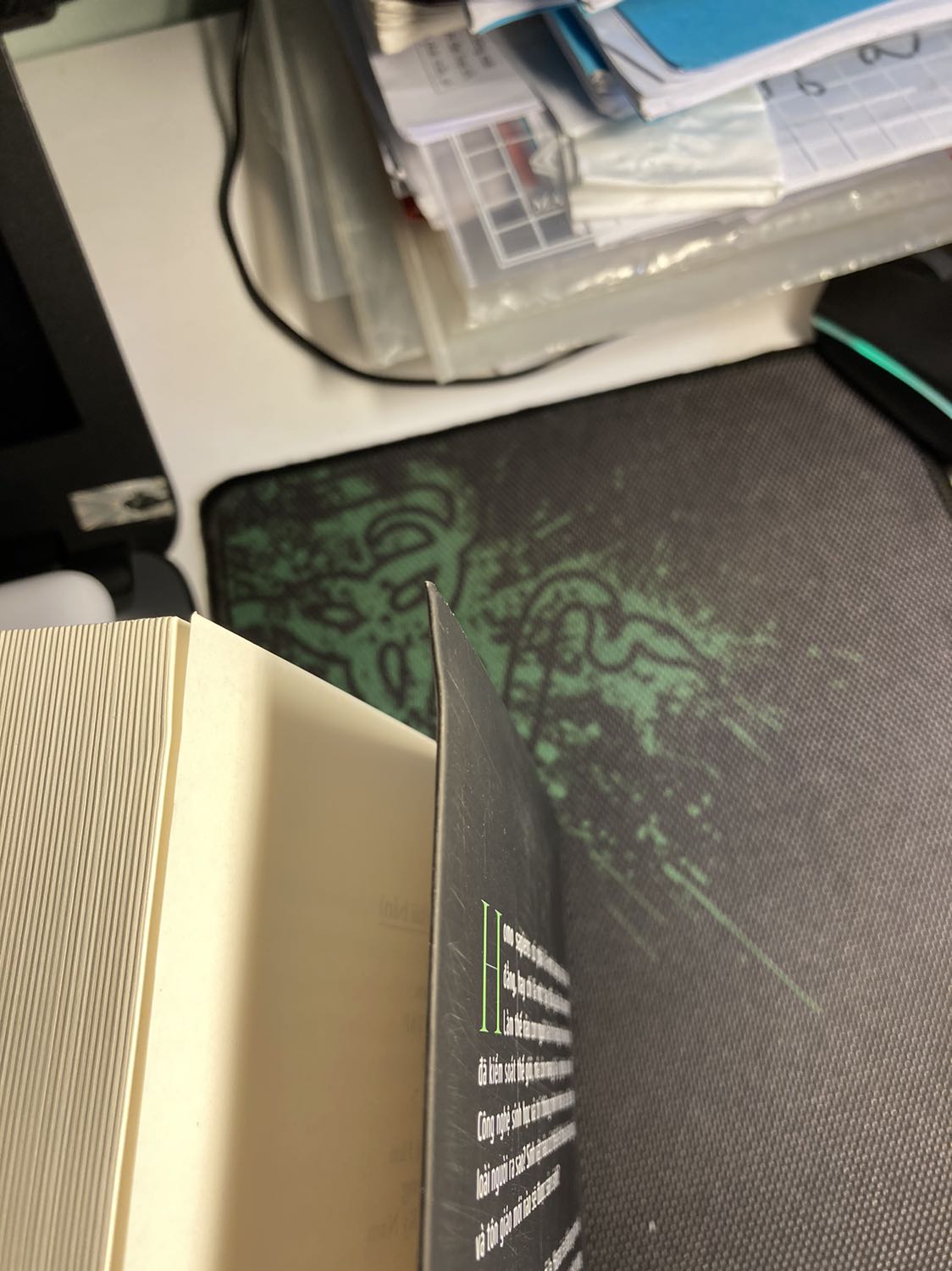 Sách đen thì không được bookcare , còn sách trắng thì có. Liệu có phải do mình mua gói hội viên tiki nhưnh ko có bookcare nên không được không. Sách đen có hơi xước bên ngoài .
Sách trắng bị hơi bẹp 1 số chỗ . Nội dung sách hay , sách dày bìa đẹp