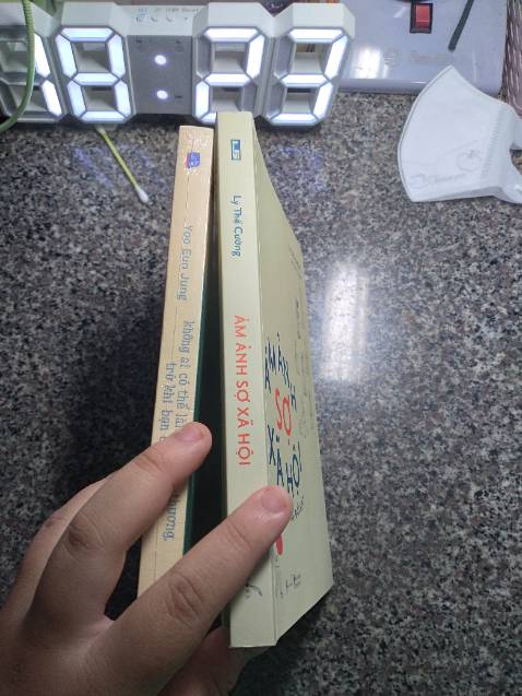 Sách ám ảnh sợ xã hội  không có nilon bọc bên ngoài nên độ hoàn thiện không ổn hơi bị mố một tý nhưng mình bị khó tính với mấy vết đó và hơi bị lệch gáy nên chỉ cho 4 sao còn lại thì có nilon bọc nên sách không bị làm sao 
Nội dung sách thì ok chưa đọc xong nên k đánh giá rõ