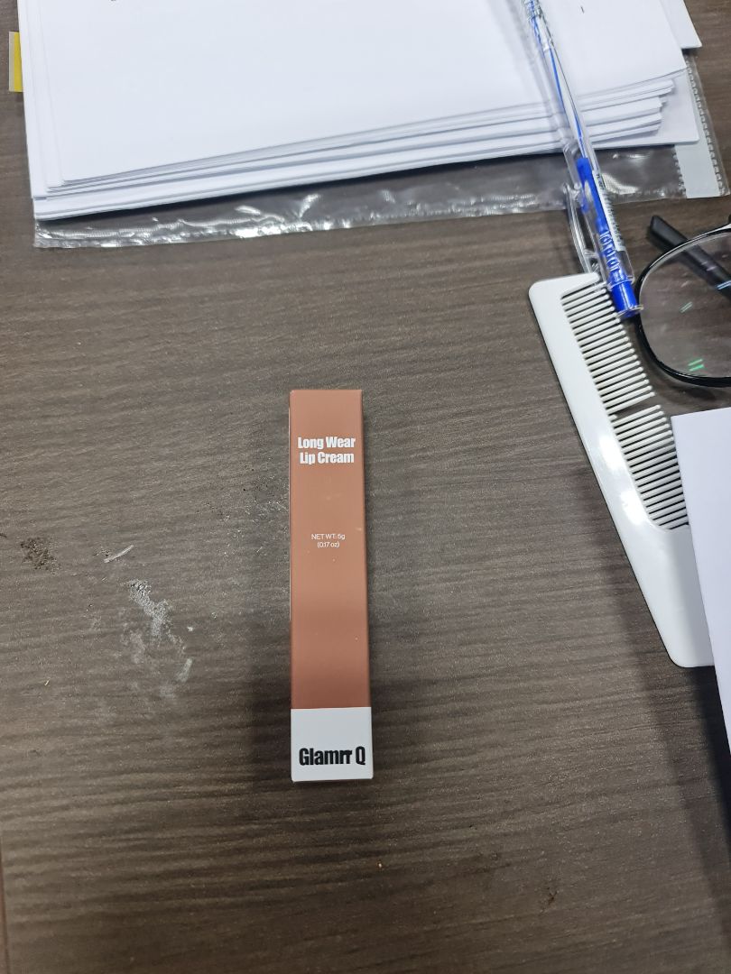 màu son đánh lên đẹp á, màu đỏ rượu vang tuy tone màu môi mà sẽ lên thiên đỏ nhiều hay hồng nhiều. Màu này xài đi tiệc hoặc đánh lòng môi hàng ngày khá đẹp