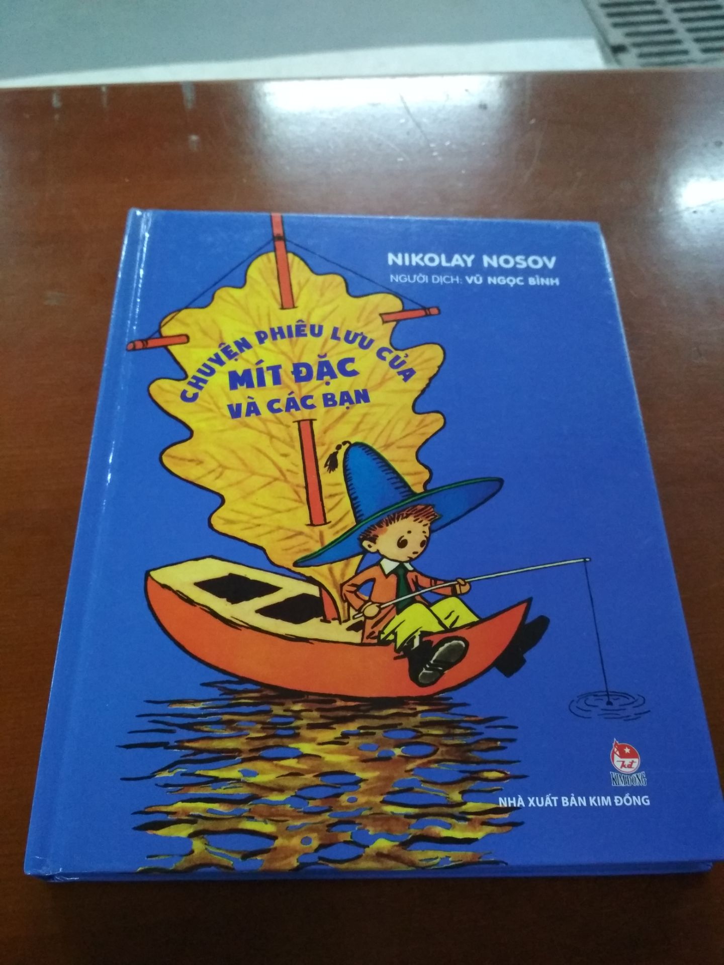 Giống 95% của nxb Cầu vồng, rất nhiều tranh minh họa, nhưng chỉ vài trang in màu, còn lại là đen trắng, tranh rất đẹp. trang mở đầu và trang mục lục chỉ là ảnh đen trắng nên ko đẹp như nxb Cầu Vồng. bạn nào không tìm được bản của nhà xuất bản cầu vồng thì có thể yên tâm mua bản này. điểm trừ lớn nhất mà mình ko thích là tranh bìa có 2 dòng chữ màu trắng rất to, giá 2 dòng chữ đó viết bên trong sách. để cho bìa sách toàn màu xanh thì đẹp hơn.