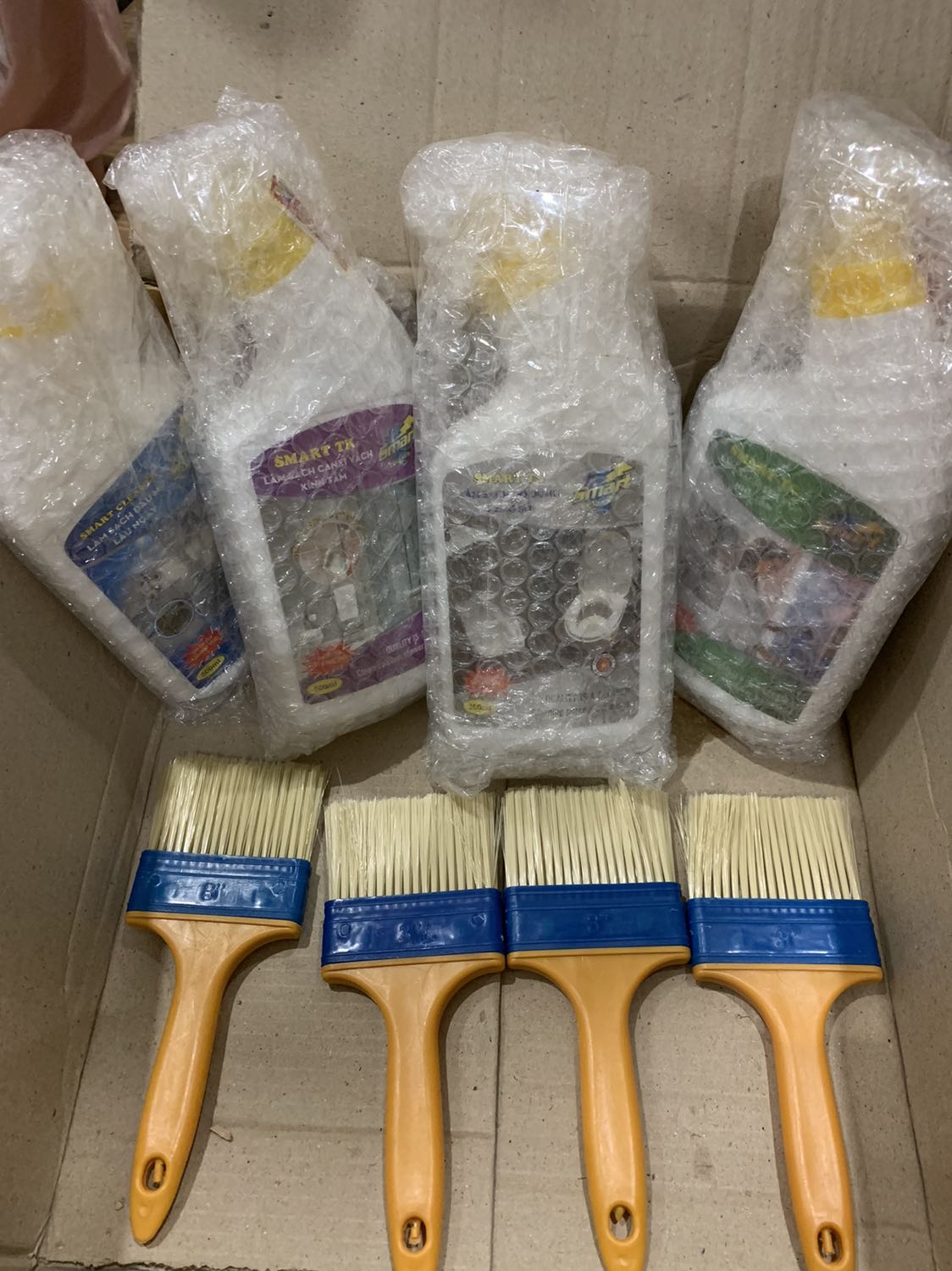 Nhận được hàng đóng gói cẩn thận đã thấy ấn tượng tốt rồi lại còn được tặng hẳn 4 chổi. Tẩy kính mình dùng rất nhiều loại rồi, đánh mỏi tay ko hết canxi nhưng sp này chỉ nhẹ nhàng là đi sạch bóng. Lưu ý mỗi cái dd rơi ra sàn thì xả nc cọ luôn đi thôi.