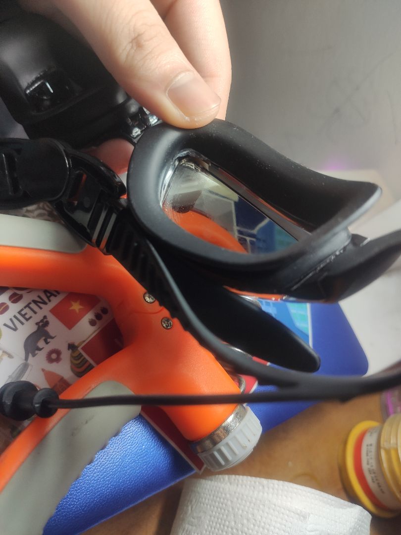 Đã dùng một lần. kính bơi thẩm mỹ cao, rất đẹp. Tuy nhiên độ hoàn thiện chưa cao lắm, các bạn xem hình sẽ thấy chỗ bị thừa keo. Kính có 1 lớp chống sương, nhưng theo mình thấy nó ko bền, bơi 1 lần xong thấy nó bầy hầy như hình mình chụp (cái này tốt nhất nên mua anti fog bôi vào, đồ free xài chán). bịt tai thì cũng tạm, mình bơi sải hay bị rơi ra, kính đặc biệt rất tốt ở việc không vào nước dù mình để dây lỏng, rất đáng khen. cho 4 sao