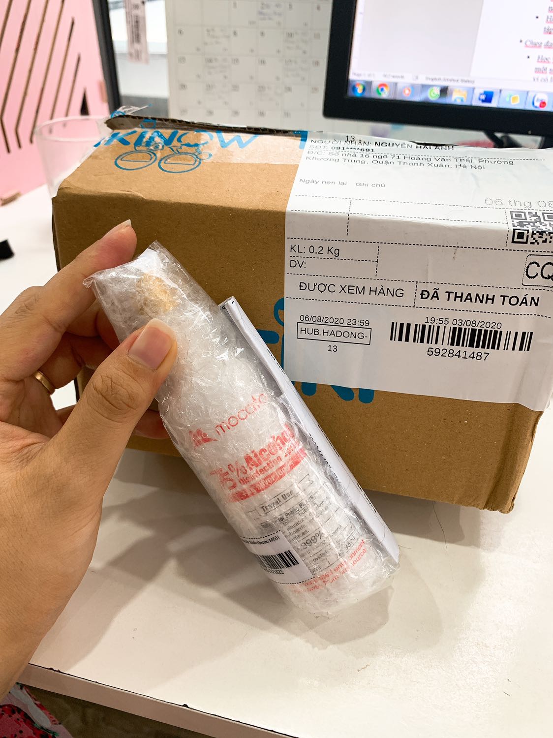 Sản phẩm đóng gói cẩn thận, còn nguyên tem khi nhận hàng. Hộp nhỏ gọn, phù hợp bỏ túi mang đi trong thời gian dịch bệnh này. Xịt mũ bảo hiểu vs khẩu trang xong cảm giác khử mùi rất thích luôn. Rất đáng mua đấy ạ