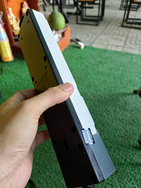 Ổ điện hoàn thiện tốt, khá nhẹ so với tưởng tượng. Cổng sạc Usb đủ công suất 10A