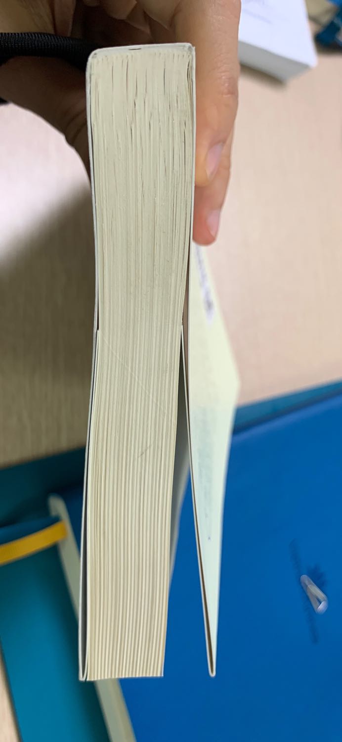 Bìa sách rất bẩn và bụi. Gây sách có nhiều nếp gấp không đều, Giấy bị cong. Mong Tiki có chính sách bảo quản và kiểm tra sách kỹ càng hơn trước khi giao cho khách hàng.