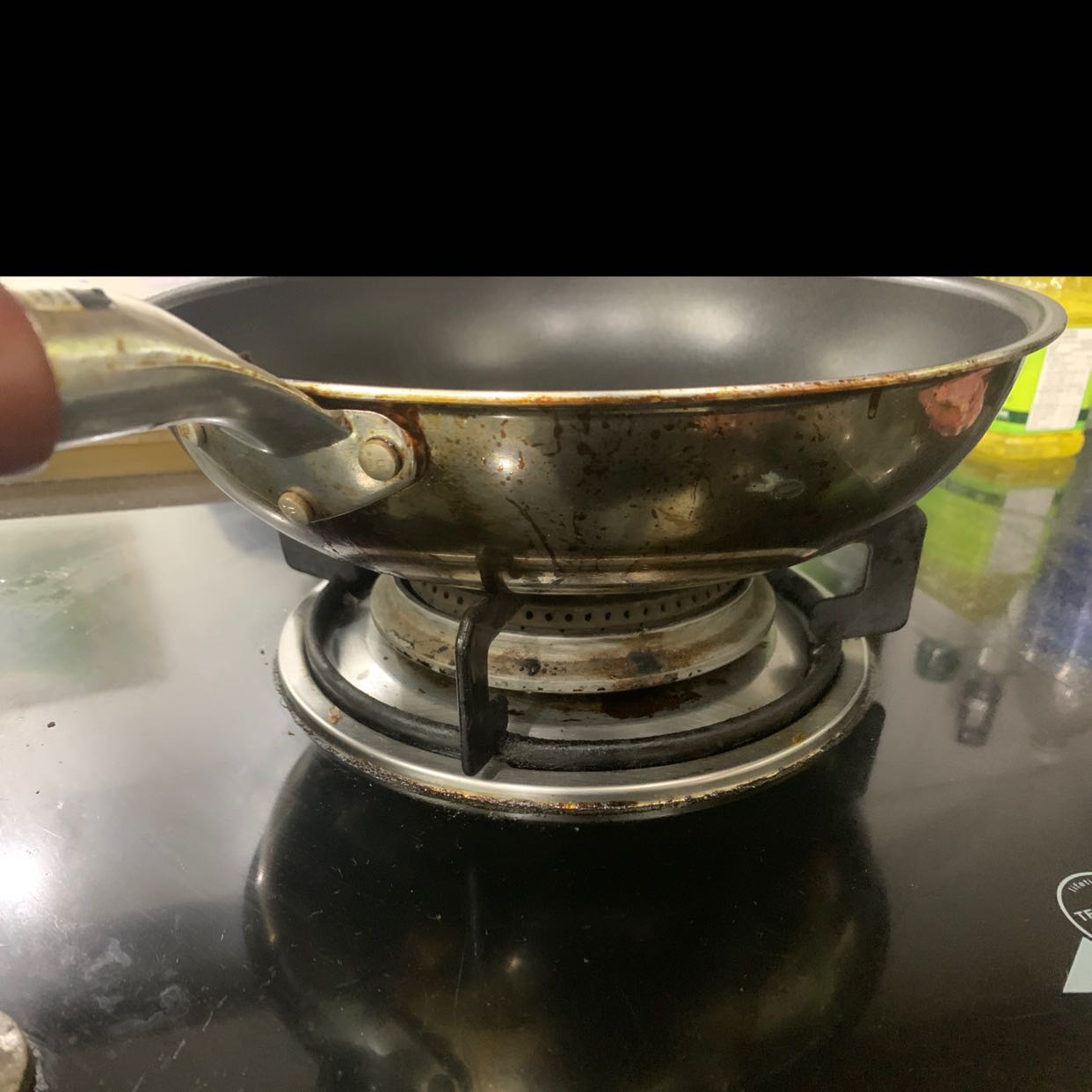 Chảo tốt, chiên rất ít dầu thì không bị bắn dầu, không bị dính chảo. Cán gỗ cần tay chắc chắn, cách nhiệt, không bị nóng khi chiên. Ban đầu mình chiên cho nhiều dầu thì thấy chảo bắn dầu rất kinh khủng, mình rất sợ. Nhưng sau này biết dùng ít dầu hơn thì k còn bị bắn nữa. Nói chung sử dụng cũng tạm được, chất lượng bình thường.