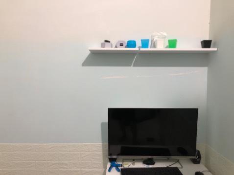 Rất dể lắp ráp, màu trắng đẹp nhưng rất dể bẩn. Dùng nước vệ sinh kính vệ sinh là sạch bẩn. Hàng giao gói kỹ, không trầy xước. Tuyệt.