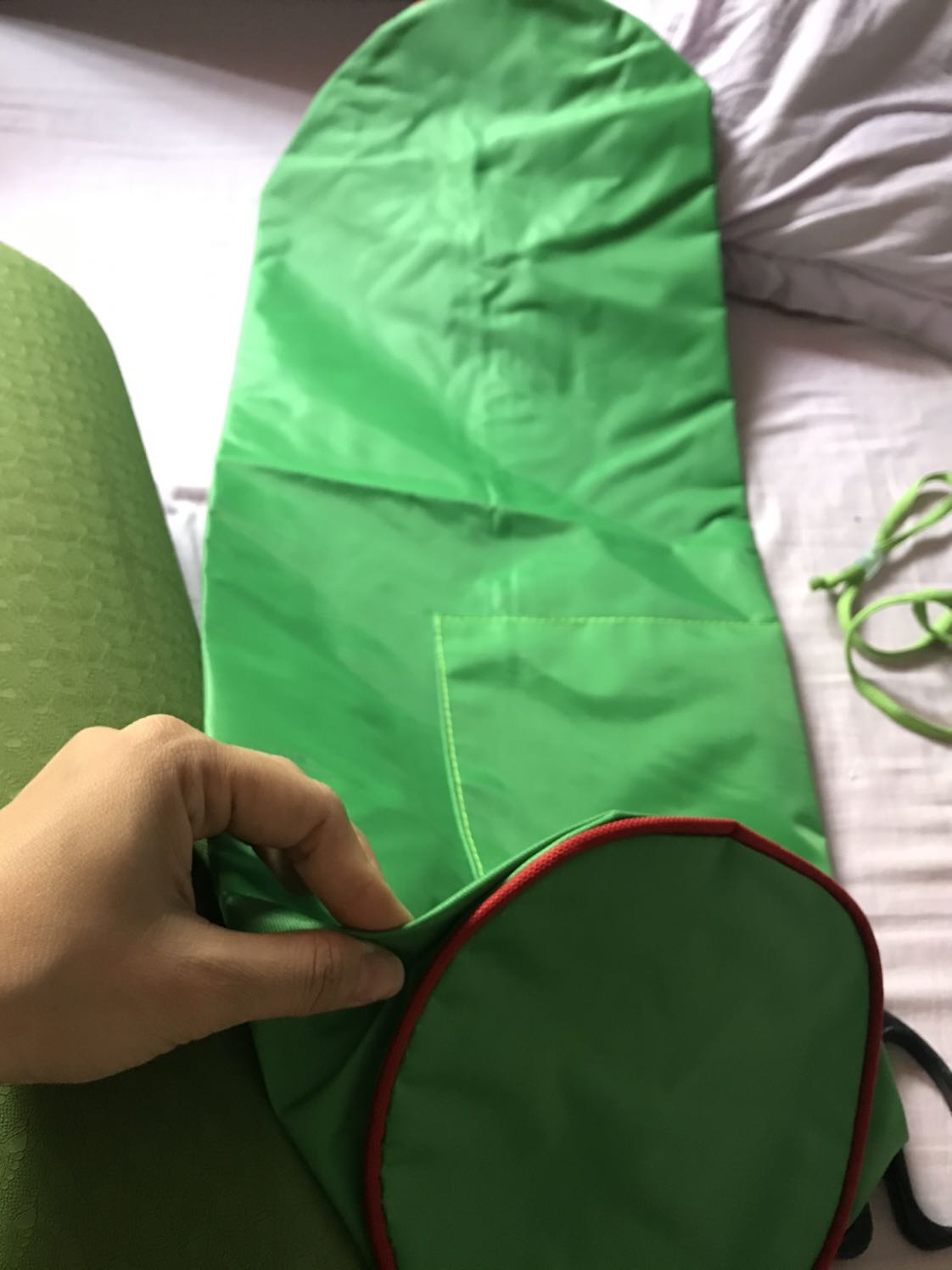 Đánh giá:4.5/5
Giao hàng: đúng ngày
Đóng gói: kỹ_ nhưng làm móp một xíu( có thể bỏ qua_trên hình)
Chất lượng: trông rất tốt(dày và dài)_ nhưng có mùi của chất liệu ( hơi khó chịu), bám nền tốt.