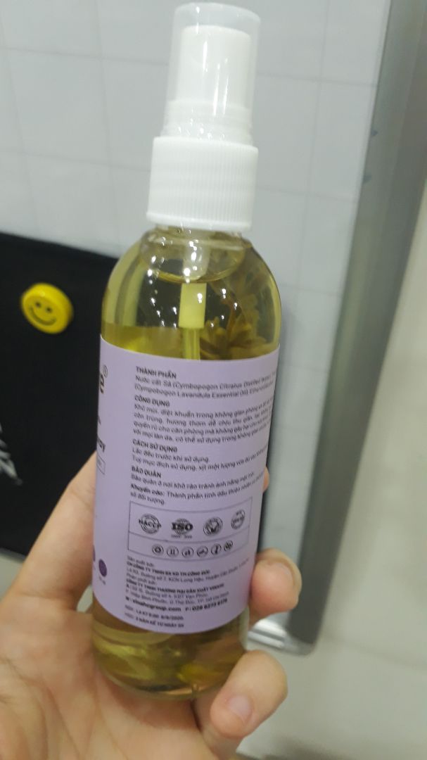Thấy mấy chai xịt như này rất tiện, đem đi đâu cũng đc. Chỗ nào có mùi hơi khó chịu mang ra xịt là đỡ hẳn. Chai xịt của shop còn có nhánh hoa bên trong nữa nhìn hay hay.
