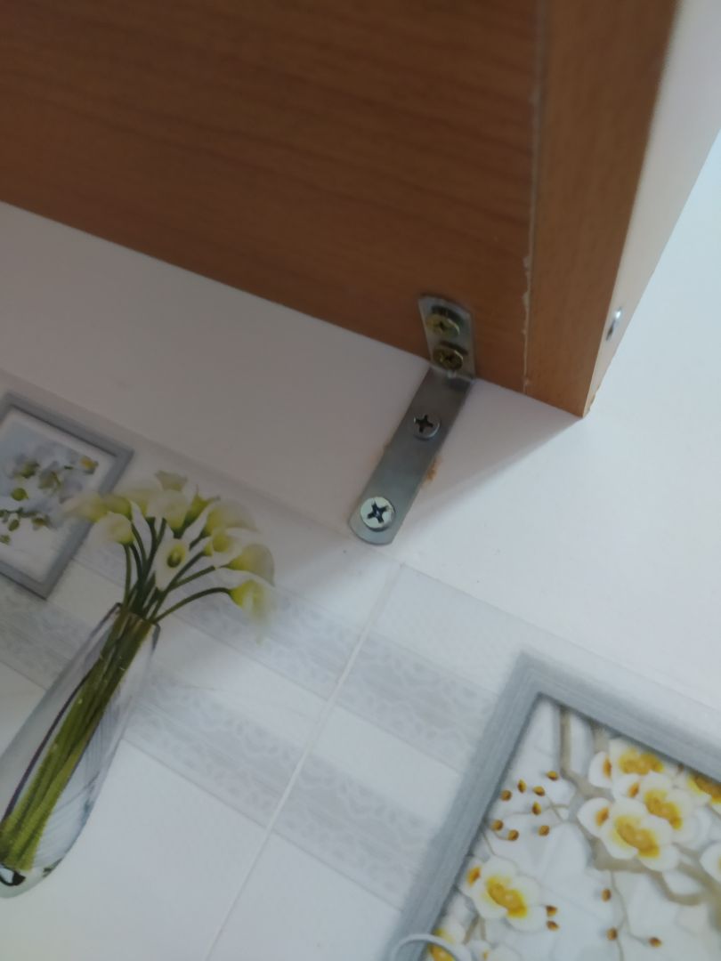 Kệ sách đẹp- chắc chắn - Giao hàng nhanh
- Mình nhận hàng nhưng vì chưa xong nhà nên mình chưa khui và ráp nên cũng lo lắng k biết có giống hình không và có bị thiếu gì không.
-  Hàng đóng gói kĩ và nặng.
- Mình nhớ thợ và dùng máy khoan vít nở ráp được một cách nhanh chóng. 
- tuy nhiên sau khi ráp xong nếu các bạn kê tháng đứng thì các bạn nên mua thêm các nút chân bằng cao su để gắn vào để kệ có thể đứng vững vì các con ốc gắn vào bị lồi lên , để bị cập kênh và nguy hiểm nếu nhà có trẻ nhỏ. và thế là mình quyết định mua đồ về gắn tường như thế này .