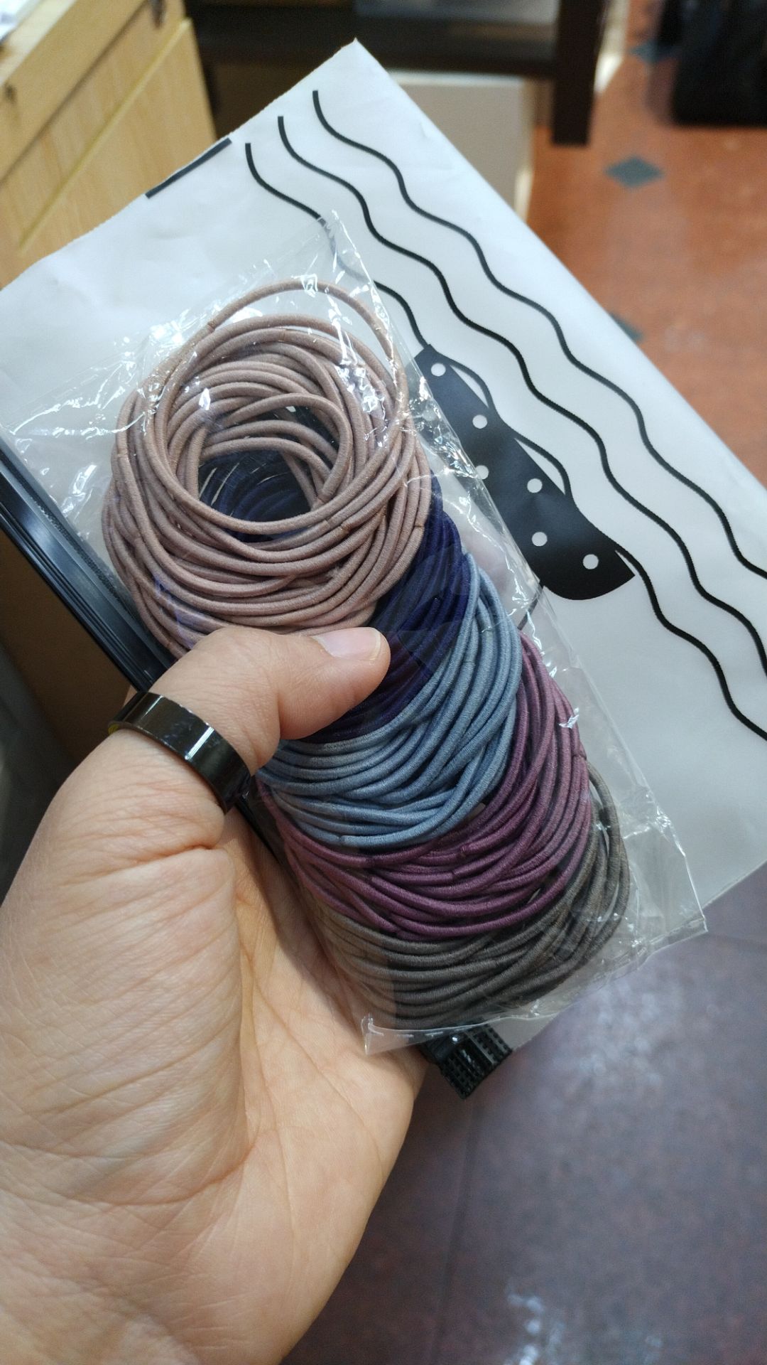 Đã nhận và dùng luôn, loại thun này có hơi yếu và gia công ko đc tốt lắm, bạn nào tóc dày hoặc có thói quen buộc chặt là có thể không dùng đc, buộc một đoạn hoặc 2, 3 vòng thì vẫn ổn, đứt thì buộc lại dùng tiếp:)