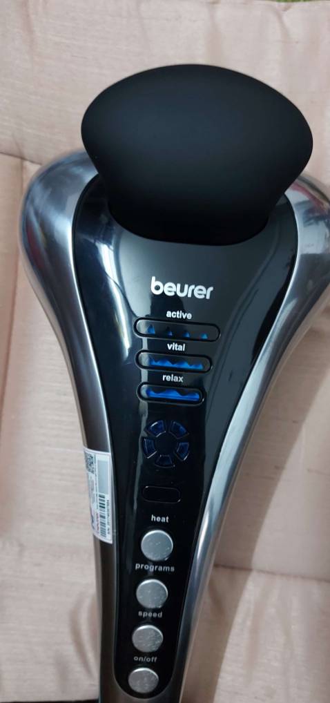 Đầu tiên mình xin nói về nhà bán gói hàng rất kỹ, cẩn thận, bảo vệ hàng rất tốt, tuy nhiên kỹ quá mình loay hoay sợ làm hư hỏng hàng nên mất rất nhiều phút. Thứ hai sau khi mình sử dụng cho mẹ mình thì thấy rằng sản phẩm rất tốt, máy chạy êm, có nhiều tính năng và chương trình hấp dẫn, đặc biệt có hồng ngoại, nhược điểm là máy khá nặng nếu cầm 1 tay so với người lớn tuổi thì rất khó khăn tuy nhiên đã có tay cầm phụ đỡ lực phần nào. Mình vẫn chưa dùng hết chức năng của sản phẩm, máy có nhiều chức năng bao gồm: Relax, Vital, và Active. Chế độ hồng ngoại có thể được bật cùng các bài tập, chương trình khác và có thể chạy song song bằng cách sử dụng nút "Heat". Lưu ý không xoa bóp một vùng quá 3 phút và chỉ nên sử dụng máy tối đa 15-20 phút cho một liệu trình sau đó rút phích cắm và để máy nghỉ, để nguội 15 phút và sử dụng lần nữa. Sản phẩm đi kèm là các đầu nút để thay đổi, và có sách hướng dẫn sử dụng và một trang hướng dẫn bằng tiếng Việt.

Relax: A wave-action, relaxing massage.
Vital: Vibrant and pulsating massage.
Active: Penetrating and pulsating massage.