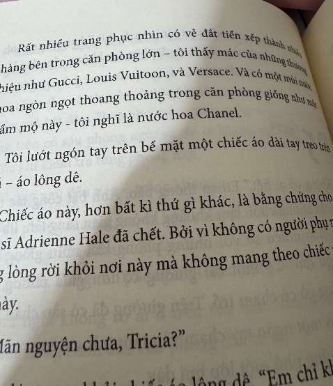 “Gầm giường” thay cho “Gầm dường”
“Louis Vuitton” thay cho “Louis Vuitoon”
“Mờ câm” thay cho “Mờ căm”

Ôi đọc mới 50 trang mà đã sai lỗi chính tả như này thì 300 trang còn lại như nào ạ???