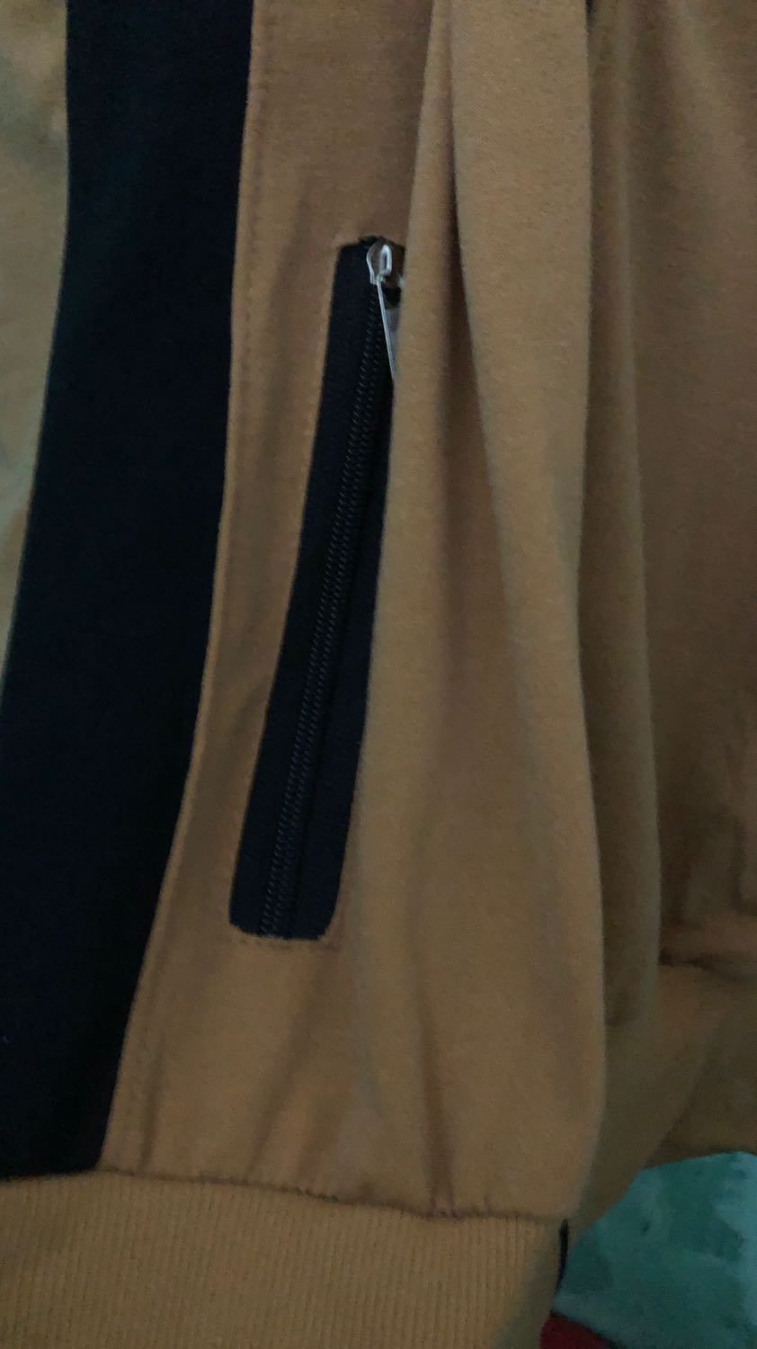 Sản phẩm ko giống hình, 6 túi mà chỉ có 2 tui 2 bên,vải mỏng,ko hài lòng , logo ko giống như hình