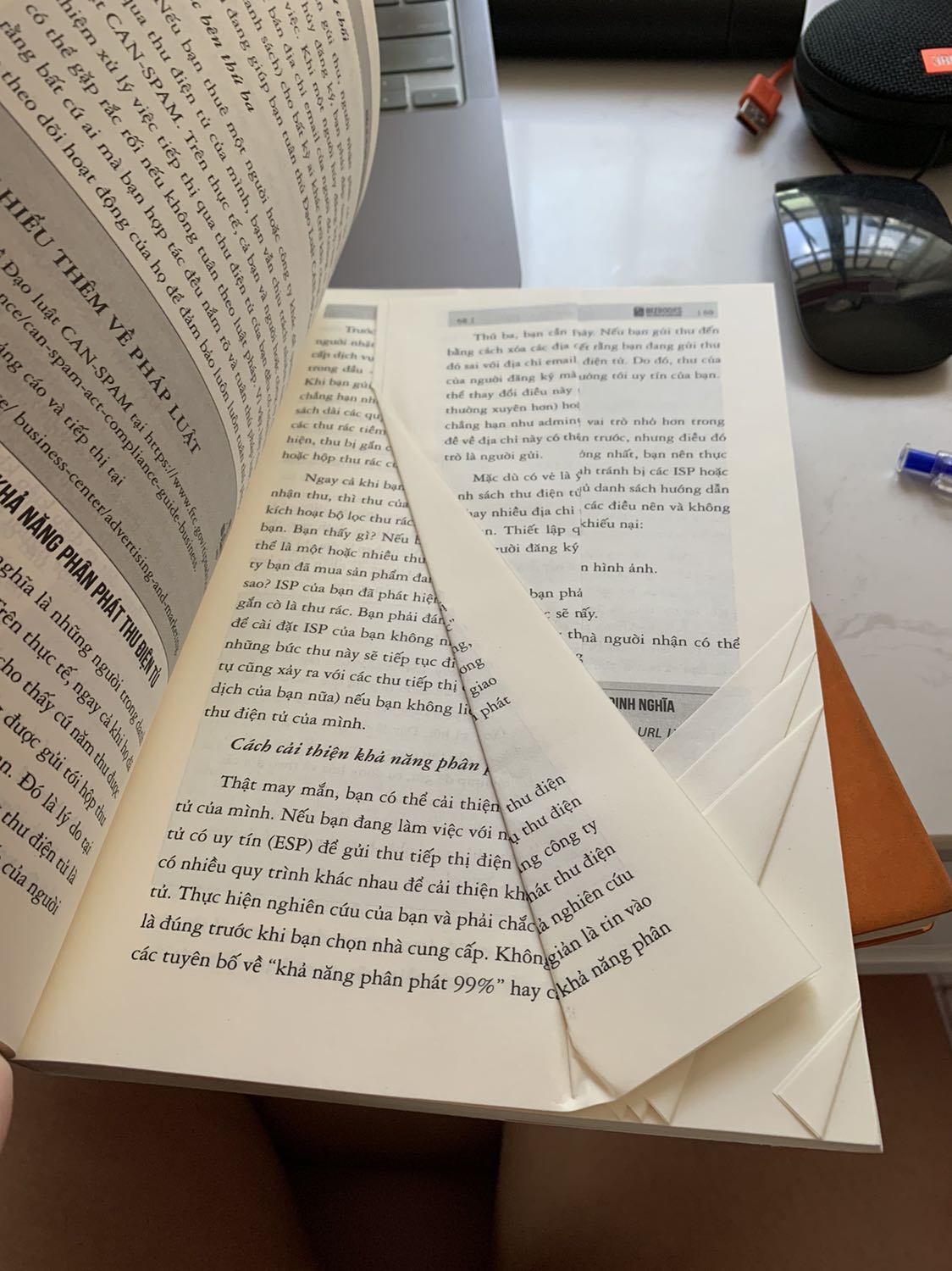 Sách bị quăn hết các trang trong.
Giao 9 cuốn mà hư hết 2 cuốn. Thật sự thất vọng!