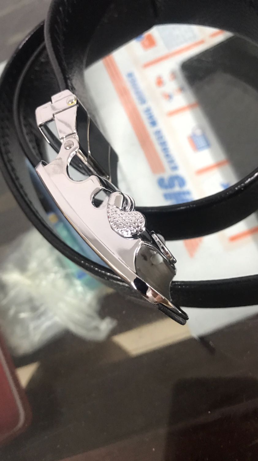 Thắt lưng đẹp khỏi chê. Đầu khoá đẹp, thiết kế chắc chắn, cứng cáp nhưng trông tinh tế. Đẹp mà sáng hơn ảnh của nhà bán đăng ấy. Dây dài cực luôn bụng mình bé nên phải cắt bớt chút. Dây bóng, chất da khá là mềm. Đường may tinh tế chắc chắn. Sản phẩm tốt đang mua. Like mạnh ủng hộ shop.