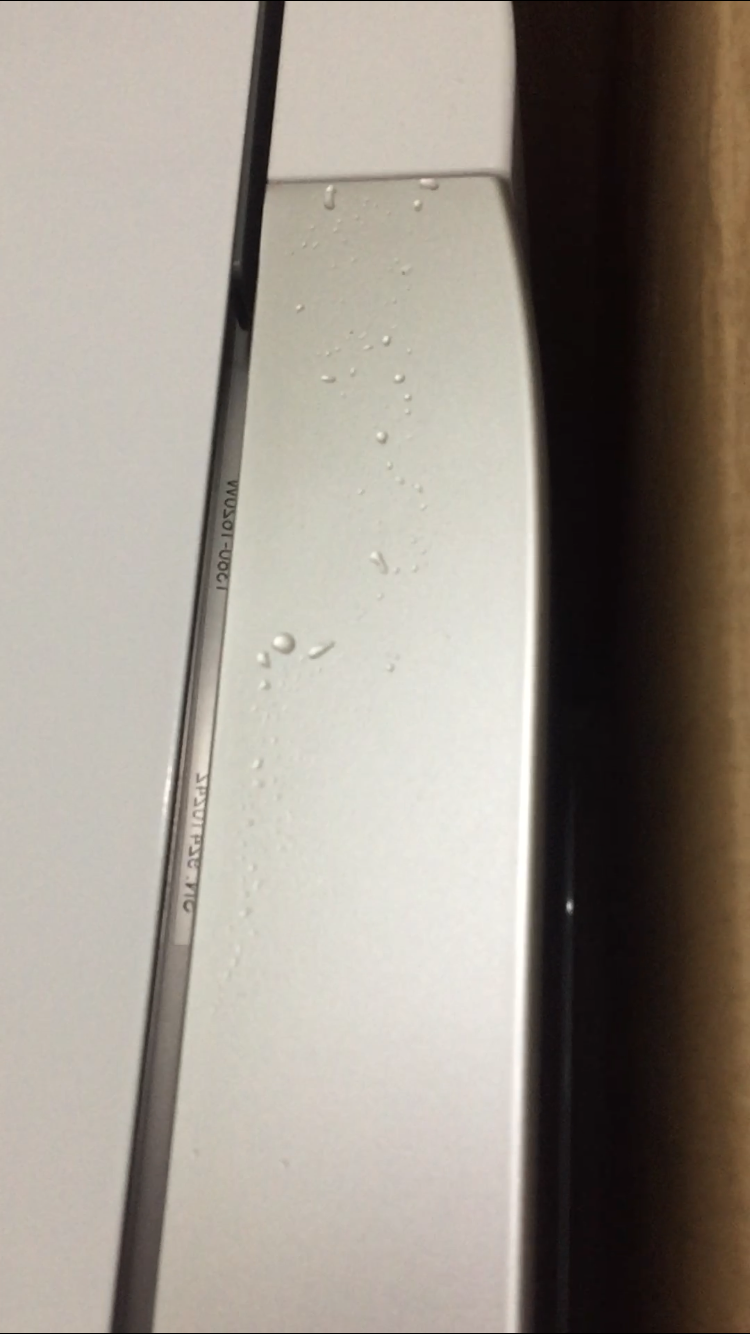 Có bác nào dính trường hợp như e ko??? Nhận thùng nguyên đai nguyên kiện nhưng mở máy ra thì ngoài cửa có vết bẩn dính két, bên trong khoang rửa thì dính cả nước. Máy mới tinh thì bên trong có nước đc ko ạ??? Phản ánh bên tiki trả lời là có nước là do thử máy trc mới giao đến cho khách hàng. Còn khách hàng nhận thì ko được thử. Đã ko đc thử thì chẳng có bên nào đc thử hết!! Máy có làm sao thì trả lại bên nhà sản xuất Electrolux chứ sao phải thử. Chờ 2 ngày ko phản hồi m gọi điện lại bảo chờ tiếp 2 ngày nữa để làm việc với bên bán. TÓM LẠI CÓ BÁC NÀO MUA MÁY MÀ ĐC NGTA THỬ MÁY TRC HỘ MÌNH CHƯA Ạ???