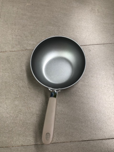 Chảo be bé, xinh xinh . Đặt lên bếp nấu mới biết chảo không dành cho bếp từ. Mình mua 3 món luôn, giờ đành để ngắm .
Tiki & Locknlock giao hàng nhanh hơn dự kiến.