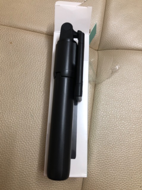 Giao hàng nhanh chóng. Dễ xài. Tuy nhiên cái phần để mở lên mở xuống kẹp điện thoại hơi yếu 1 xíu , (hay do điện thoại mình nặng) nên mình cầm cứ sợ nó rớt. Để xài 1 thời gian xem sao.