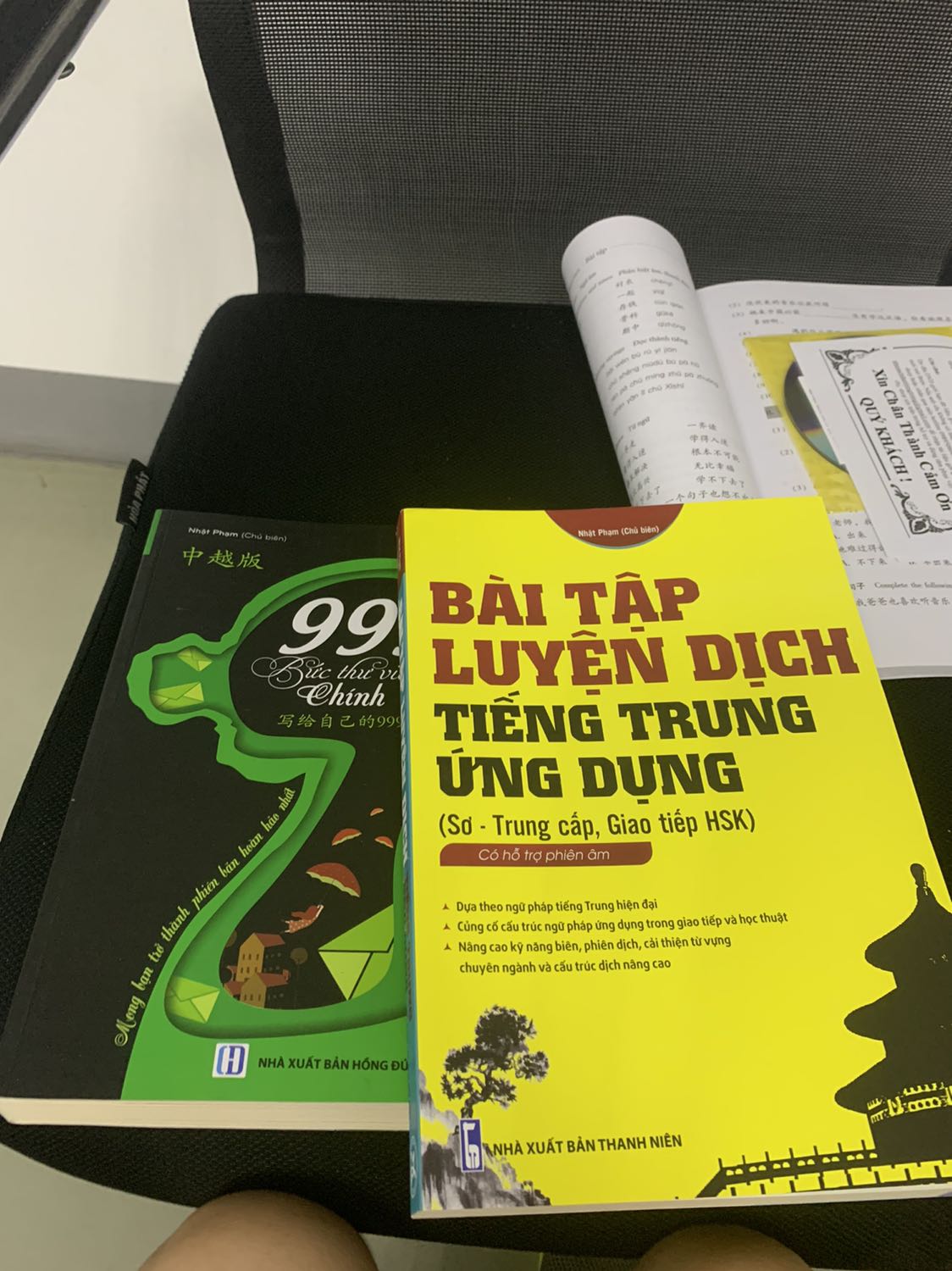 Điểm trừ là giao hàng hơi lâu. Mình đặt 1 tuần mới đến tay. Tuy nhiên thì sách khá ưng ý