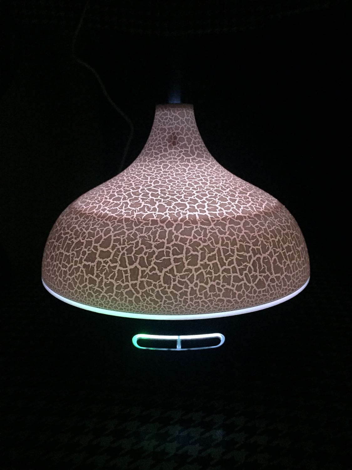 Hình thức đẹp mắt +1
Mới sử dụng mình cho tinh dầu xông CSV 5-7 giọt khuếch tán siêu âm hơi nước mùi nhẹ hơn kỳ vọng ko biết có đủ lượng để khử mùi diệt khuẩn hay không, chưa thử tinh dầu khác. 
Chất lượng chưa biết thế nào nhưng mẫu mã nhìn đẹp 🤠