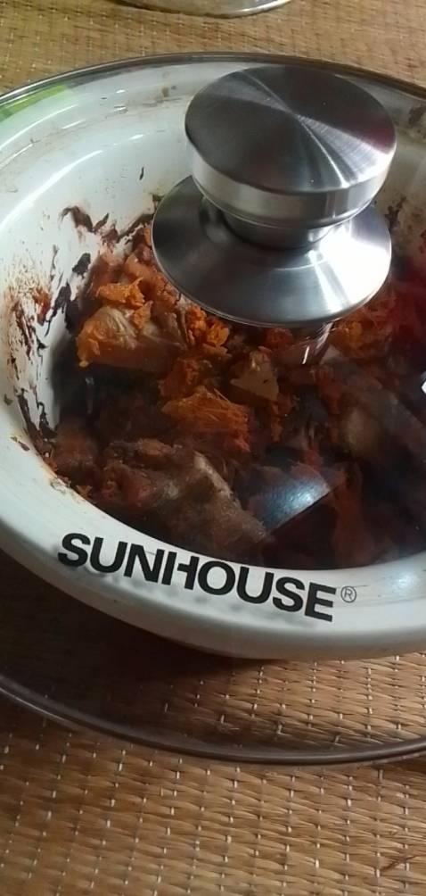 Mình mua tặng mẹ. Mẹ khen nồi rất đẹp, dễ sử dụng. Bên trong chắc chắn. Quan trọng là nồi to, dung tích thực. Vừa 5 người ăn. Lúc đầu mẹ không biết cắm điện vô nó xì khói mẹ sợ. Sau đó anh giao hàng hướng dẫn nên mẹ biết nấu rồi. Cảm ơn shop. Cảm ơn tiki.