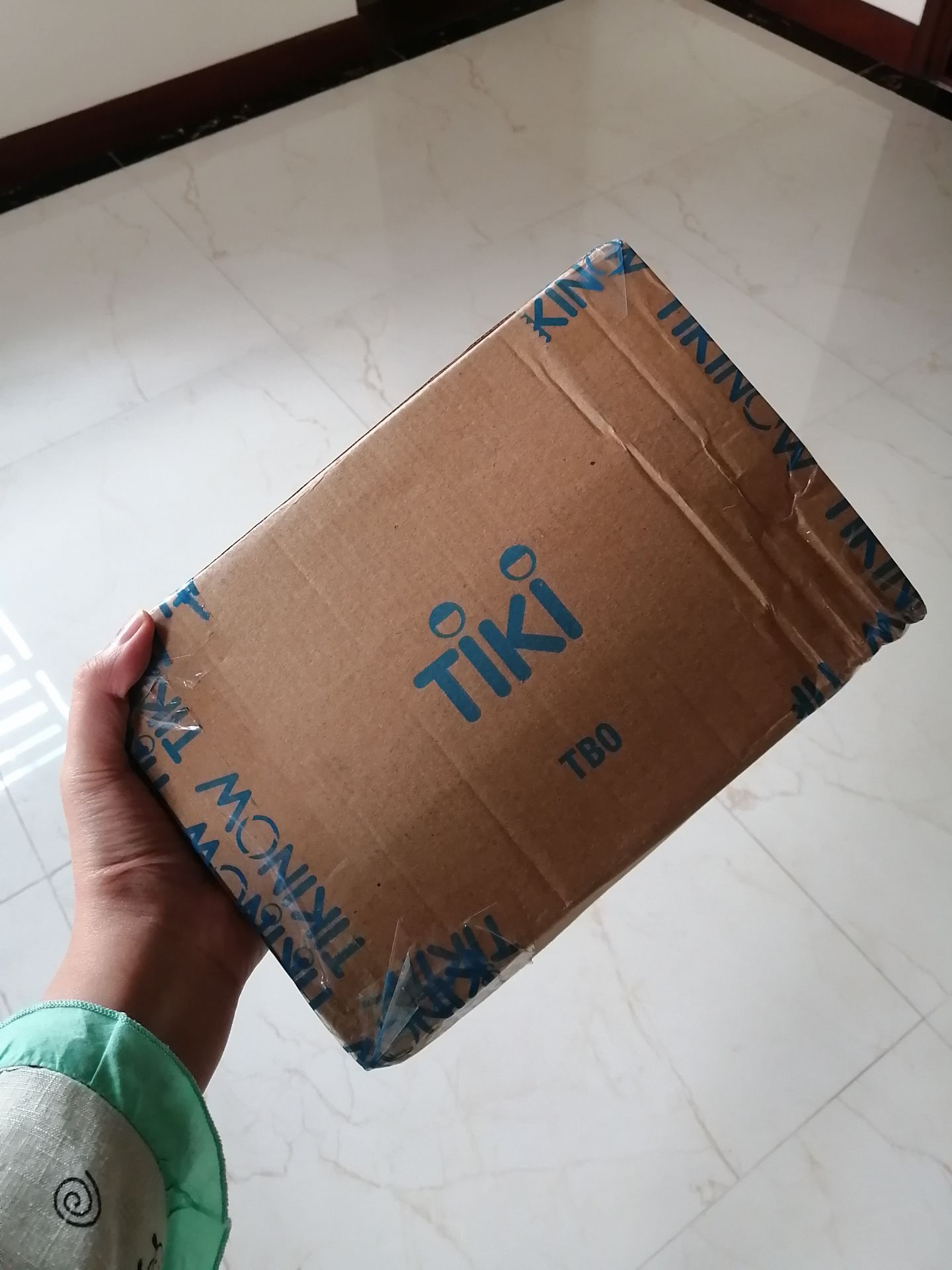 Mình luôn ưng dịch vụ vận chuyển của Tiki nhất vì lúc nào cũng đúng hẹn. Tuy nhiên khi mở hàng thì có hơi thất vọng chút vì phần gáy sách đã bị móp mặc dù đã được bọc thêm 1 lớp giấy bóng cẩn thận bên trong rồi.
Về nội dung: 2 tập sách là sự phân tích tỉ mỉ của Tiến sĩ Samenow về những chuyển biến tâm lý có thể để hình thành nên 1 kẻ tội phạm. Tác giả đi sâu vào phân tích và mổ xẻ theo chiều dọc của vấn đề, đưa đến những phân tích kỹ nhất những biểu hiện rõ rệt của những kẻ tội phạm. Qua 2 tập sách, người đọc sẽ có được những cái nhìn sâu sắc về chân dung những kẻ tội phạm không kể hình dáng, tuổi tác hay vị trí địa lý.
Vì tác giả phân tích theo chiều dọc nên chi tiết về các vụ phạm tội có thể không được tả kĩ, các bạn có thể tìm đọc thêm cuốn "Tâm lý học tội phạm - Phác thảo chân dung kẻ phạm tội" để thỏa mãn những câu chuyện tội phạm được kể theo chiều ngang, từ đó sẽ có những cái nhìn toàn cảnh hơn.