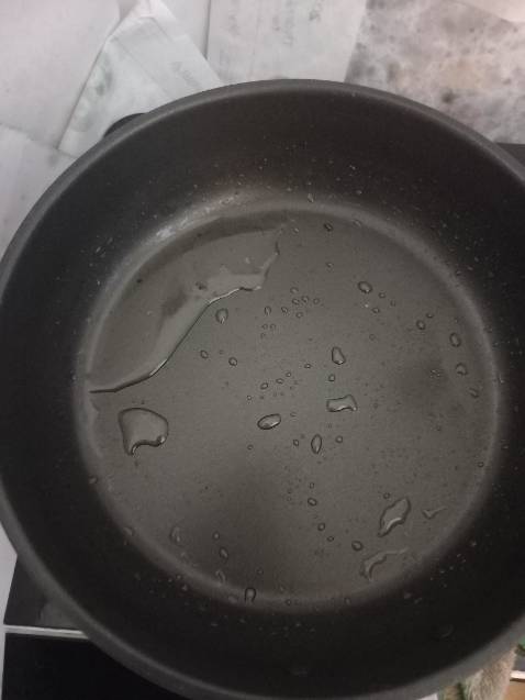 Chảo chất lượng khá đầm tay, hoàn thiện ổn nhưng bề mắt bụi bẩn, tâm chảo cũng bị lồi lên hơn so với viền, khả năng chống dích xịn