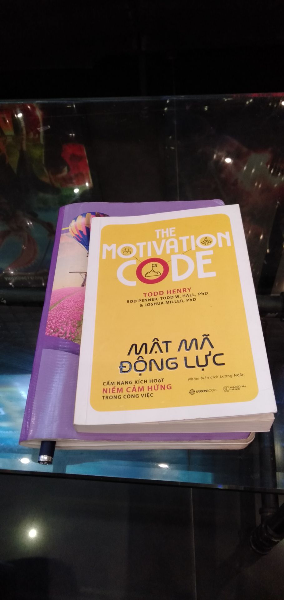 Biết ơn vũ trụ đã mang tới cuốn sách này khi mình cần nhất,
Biết ơn các nhà quảng cáo đã mang đến cho mình
Cảm ơn và vô cùng biết ơn Tiki vì đã giúp mình có được cuốn sách này để mình học hỏi về động lực làm việc, cảm ơn anh giao hàng thân thiện của Tiki đã giao nó đến cho mình
Yêu thương nhiều lắm