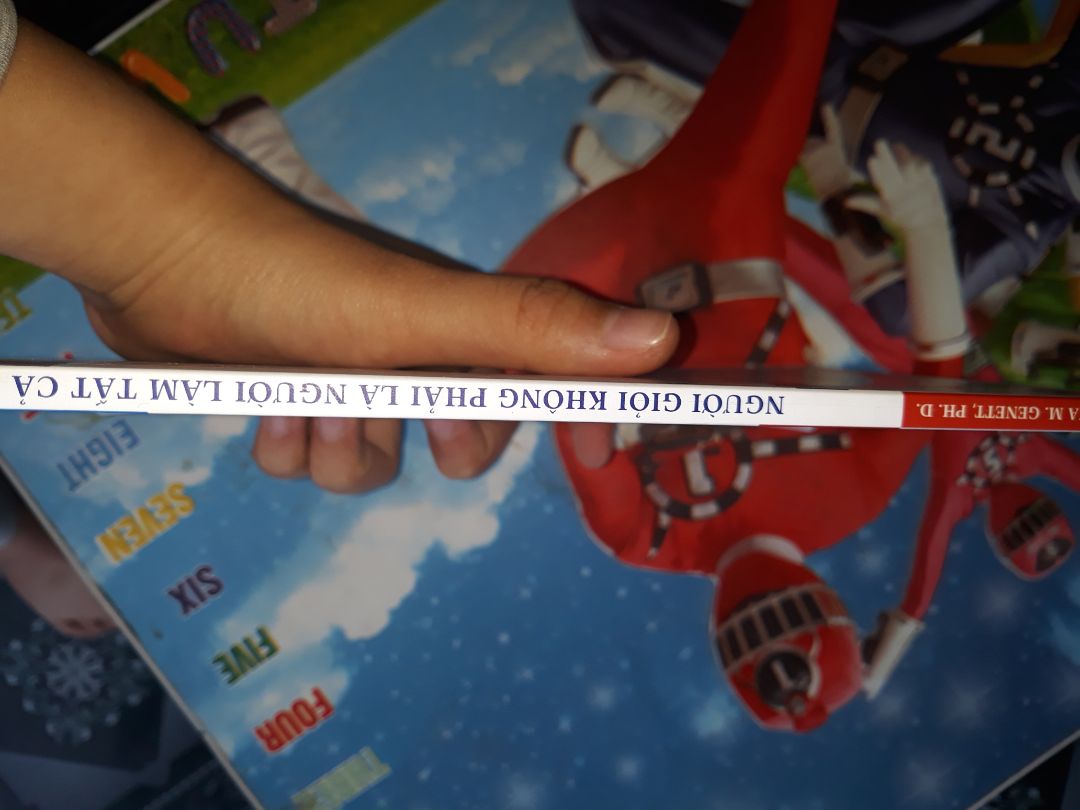 Về mặt hình thức mk có đọc review từ phía m.n nói là cuốn này mỏng.Mk cx ko ngờ là nó mỏng đến như vậy.Lúc đầu hơi shock tí nhưng ko sao tại cuốn sách cx sale 50% lận.
Về nd mk tưởng cuốn sách nói về các cách giao tiếp để thuyết phục m.n làm cho mk nhưng ko phải.Cái ti