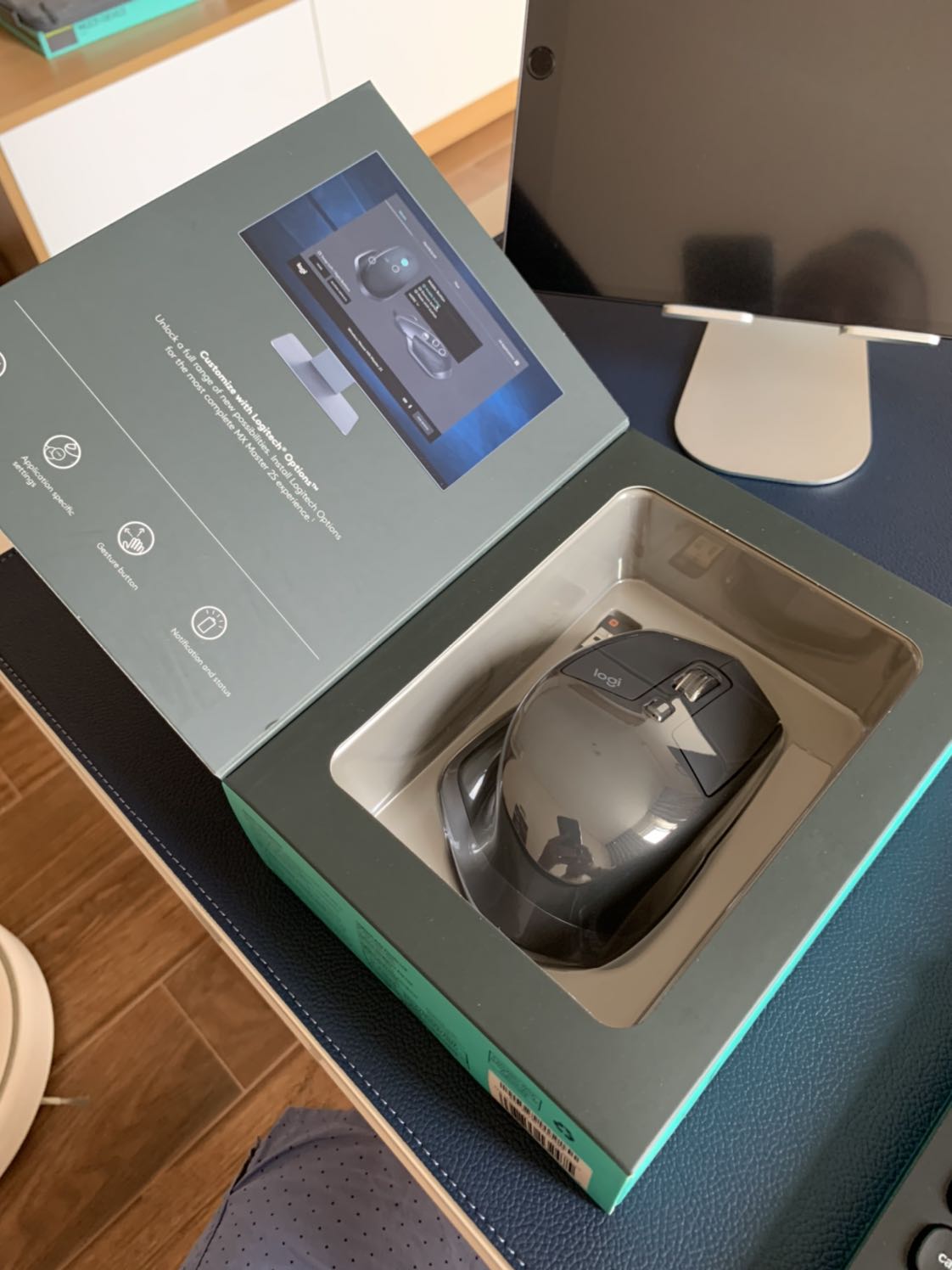 Đóng gói cẩn thận, giao hàng nhanh cấp kỳ, chất lượng chuẩn hàng chính hãng, giá tốt. Dùng thử sau 3 ngày thì thấy kết nối tốt, dùng rất tiện khi mình xài cùng lúc với Macbook Air, Ipad và Iphone, chỉ cần thao tác đơn giản với nút chuyển. Điểm trừ là hơi to và nút cuộn chưa thực sự đã lắm.