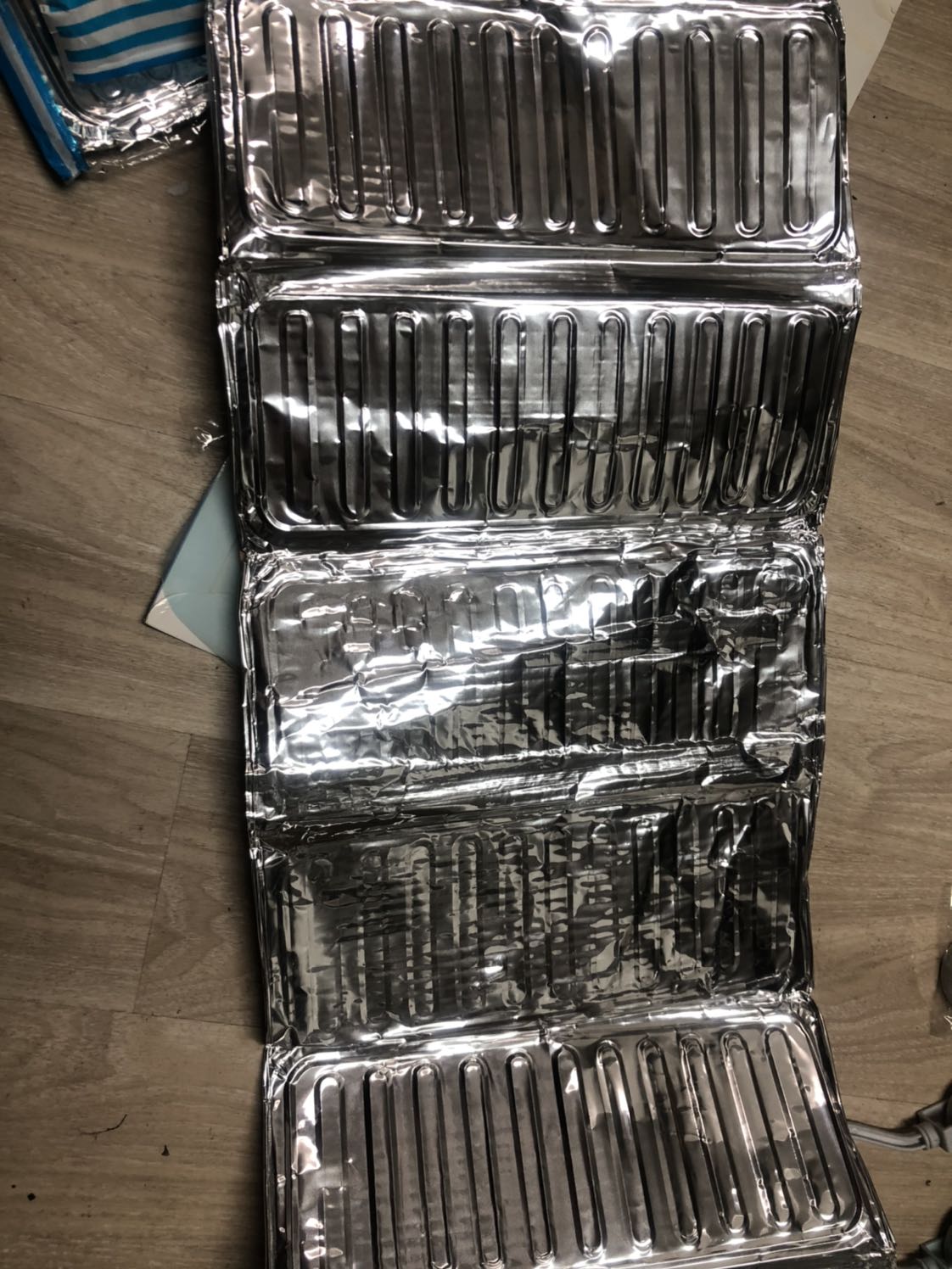 Sản phẩm mỏng, quăn. Không thể sử dụng được. Tiki nên chú ý tới sản phẩm của những nhà cung cấp hàng chất lượng kém thế này