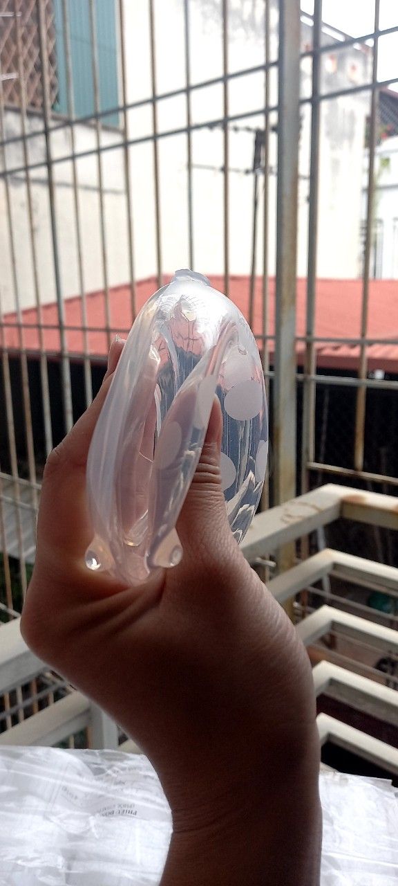 Mình xem bên riview cốc hứng sữa nên có tìm hiểu sane phẩm của Haakaa. Lên tiki đặt vừa nhận hàng xong, hàng chuẩn chính hãng hộp đựng xịn xò. Có thử dùng cốc rồi mới áp vô mà đã hút được sữa ra , thích dã mannn 🥰🥰🥰