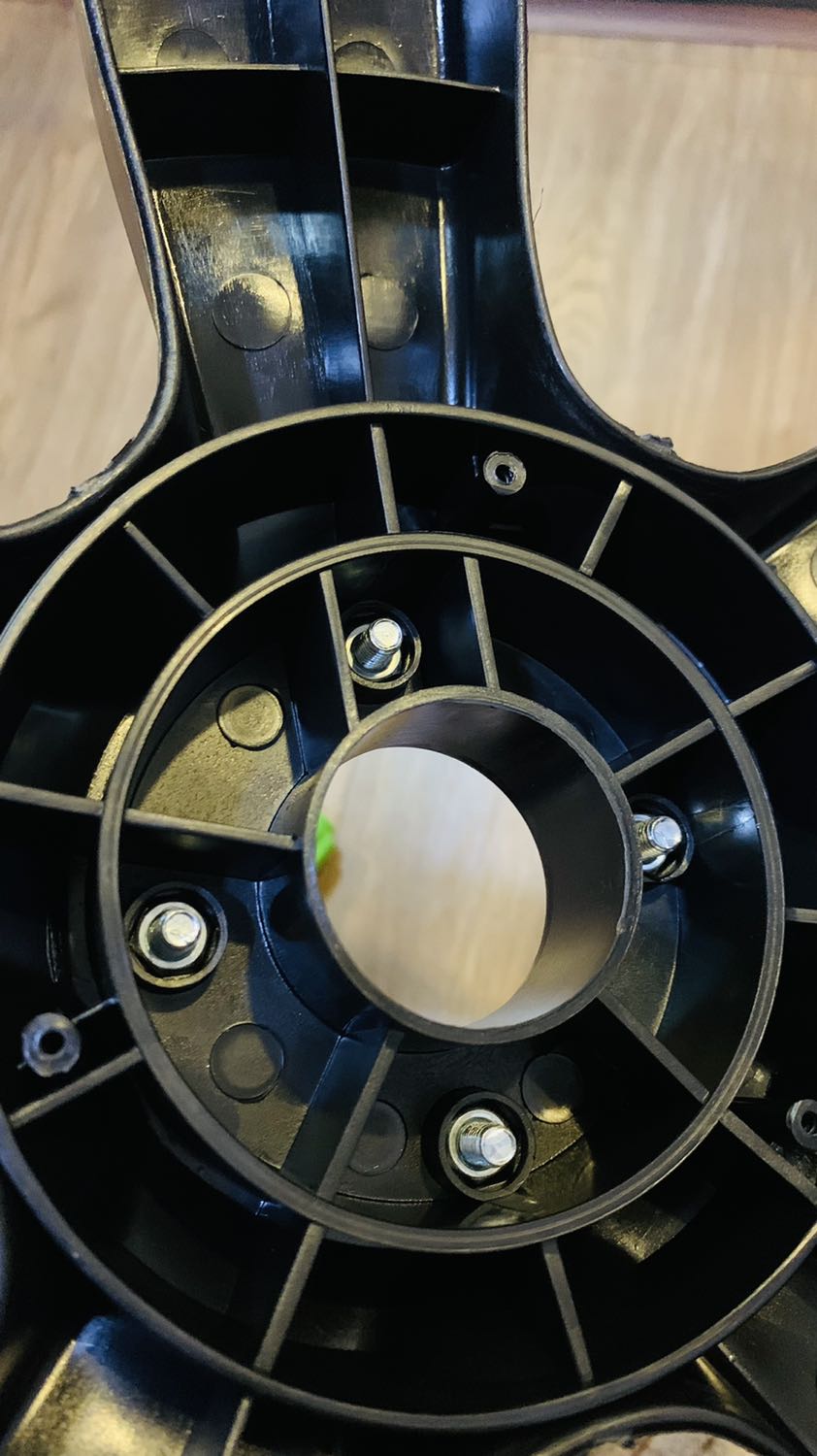 Mình sẽ trả hàng, đặt Tikinow vì cần gấp nhưng không có cách gì mở đc con vít để lắp cái chân đế. Gọi đt và *** không nhận được sự phản hồi. Tại sao lại gây khó dễ cho khách hàng bằng cách gởi 1 sản phẩm như thế này nữa.