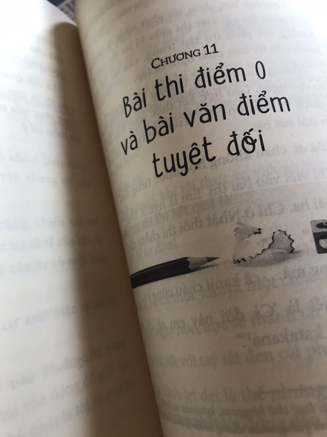 5 sao cho nội dung. Nhẹnhàng lạc quan. Nhưng trừ 1 sao vì giá. Mặc dù sách văn học thì không thể lấy giá bìa ra để so. Nhưng cuốn này khá đắt, giá bìa là 128k. Mình so với cuốn Và rồi núi vọng kén độc giả hơn và dày hơn rất nhiều là 148k, sách được tặng kèm 2 tấm postcard khá xinh. Hạnh phúc là những điều giản đơn. Chính ra như cuốn này mình không nghĩ nó quá khó bán để phải làm giá bìa cao như vậy, thiếu nhi, thanh niên, người lớn muốn đọc đều ok cả.
