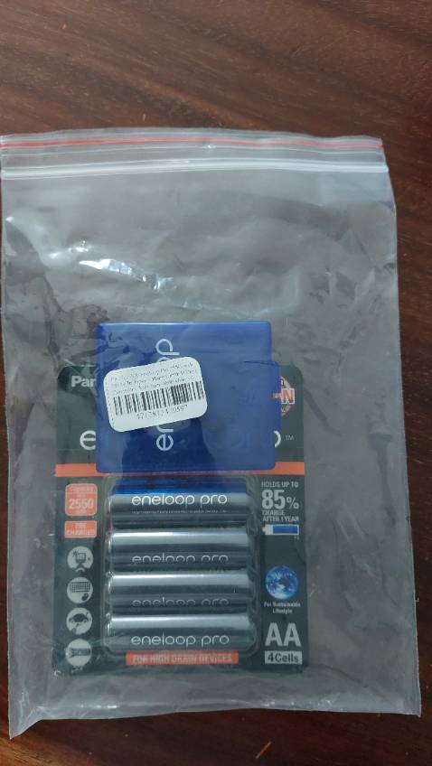 Giao siêu nhanh tại HN. Đặt 9h30 mà 11h30 đã nhận được, lại có thêm hộp đựng pin nữa chứ. Hy vọng là dòng xả cao và ổn định.